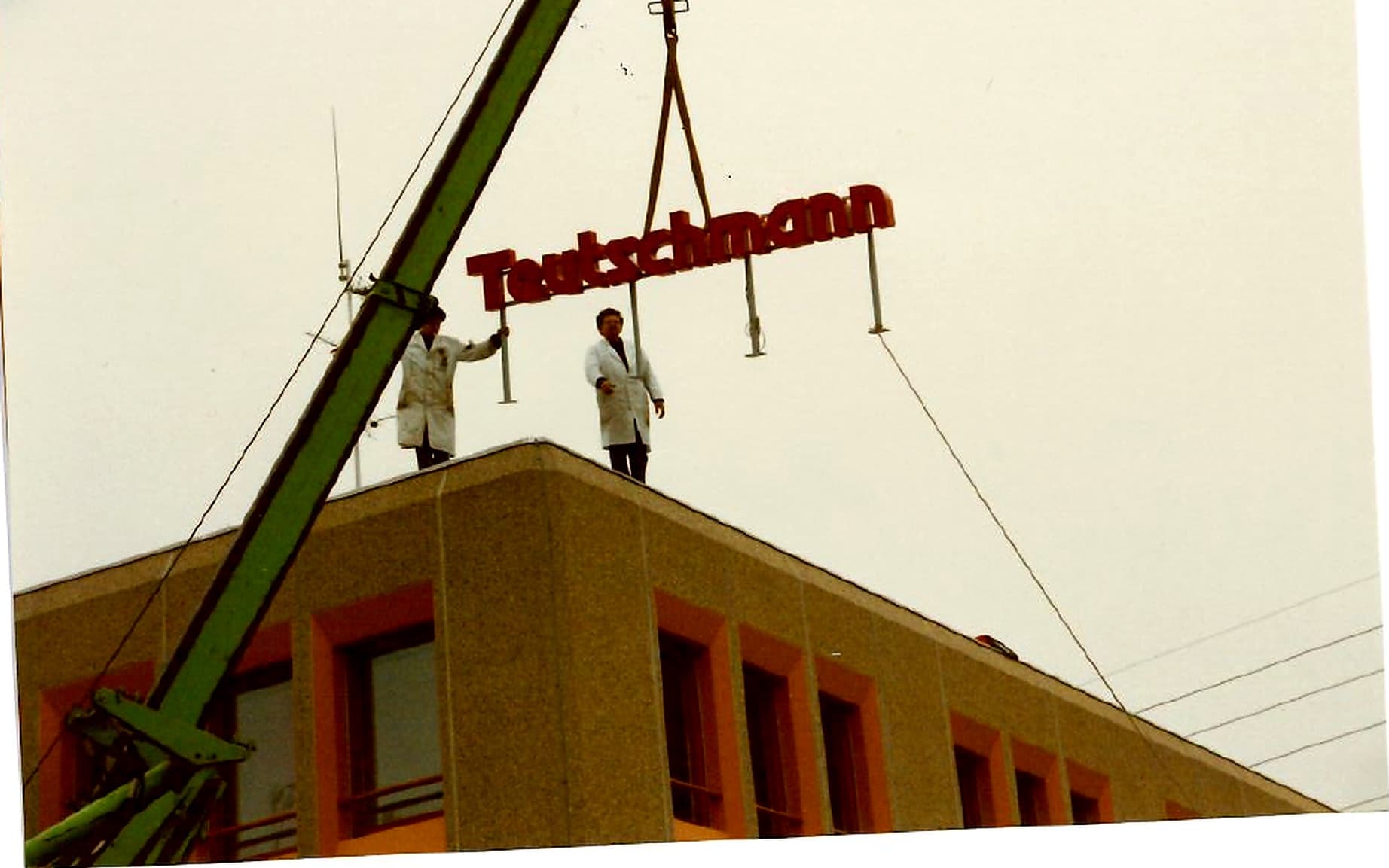 Pose de l'enseigne Teutschmann sur le toit du bâtiment