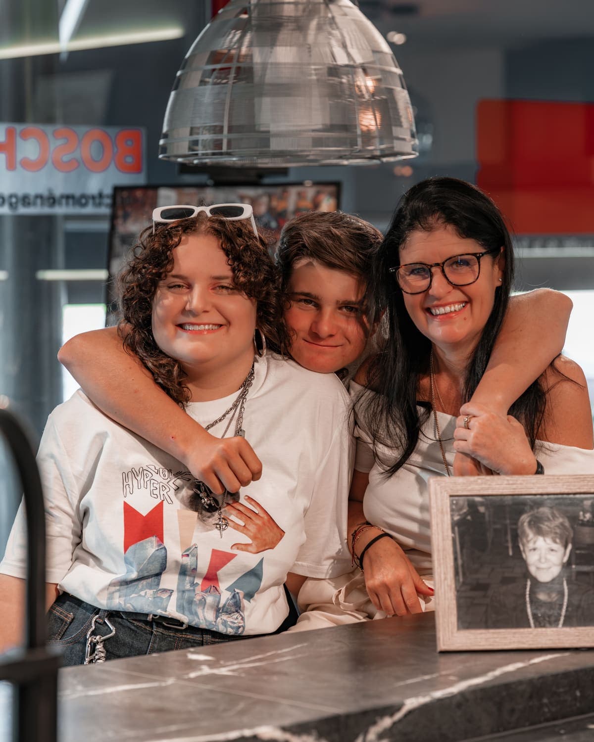 Membres de l’équipe Teutschmann, sourire aux lèvres, au showroom de Nyon