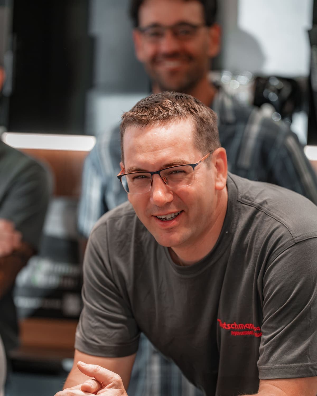 Membres de l’équipe Teutschmann, sourire aux lèvres, au showroom de Nyon