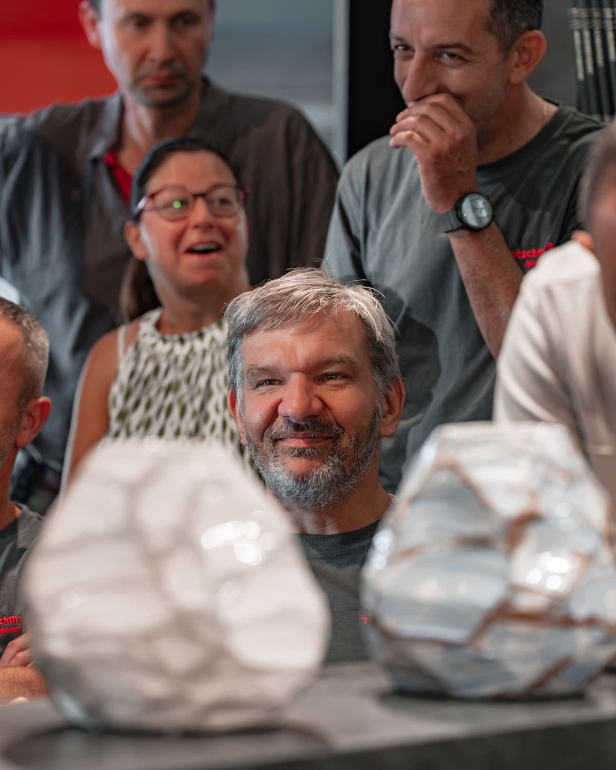 Membres de l’équipe Teutschmann, sourire aux lèvres, au showroom de Nyon