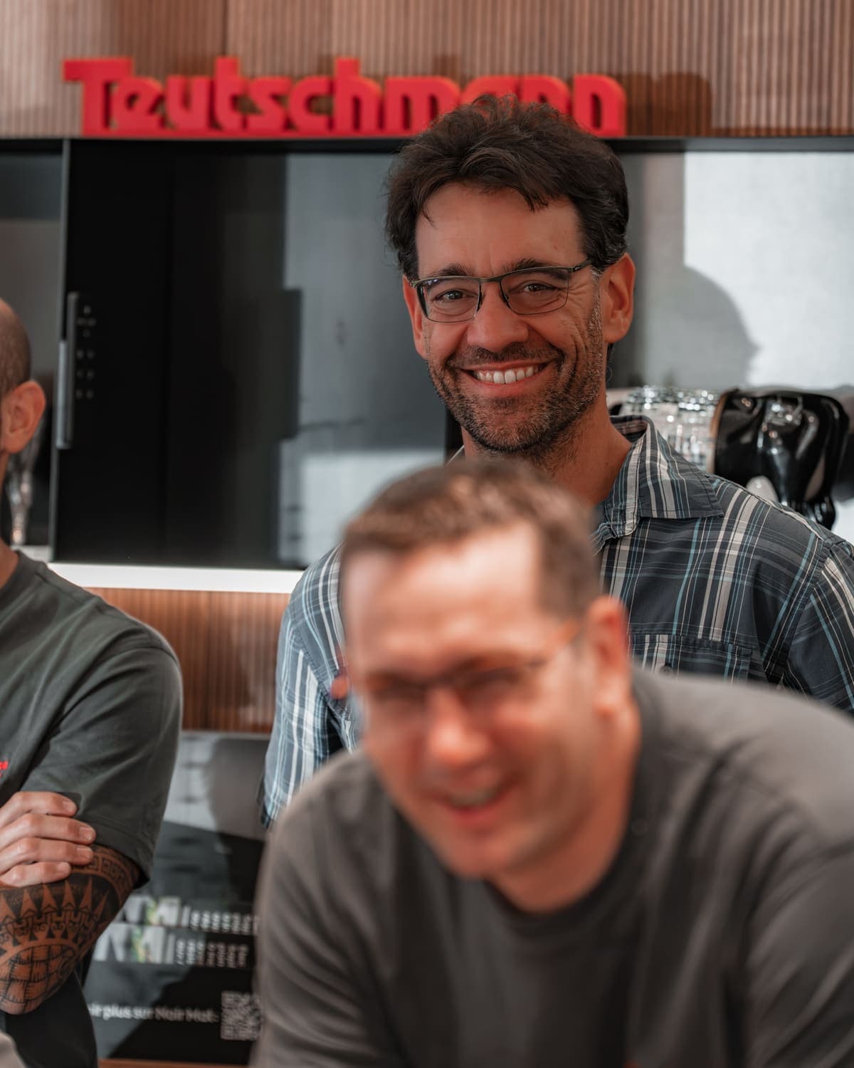 Membres de l’équipe Teutschmann, sourire aux lèvres, au showroom de Nyon