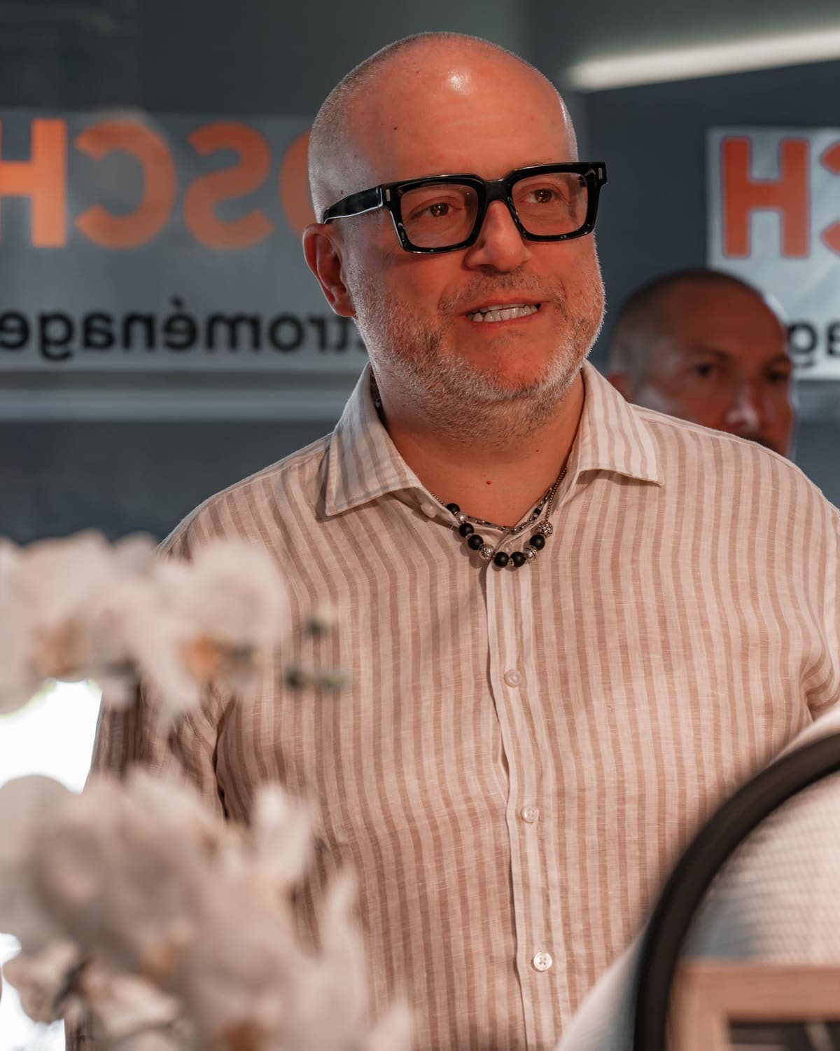 Membres de l’équipe Teutschmann, sourire aux lèvres, au showroom de Nyon