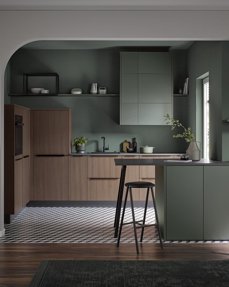 Cuisine vert métallisé et noyer naturel, plan de travail et rangements intégrés