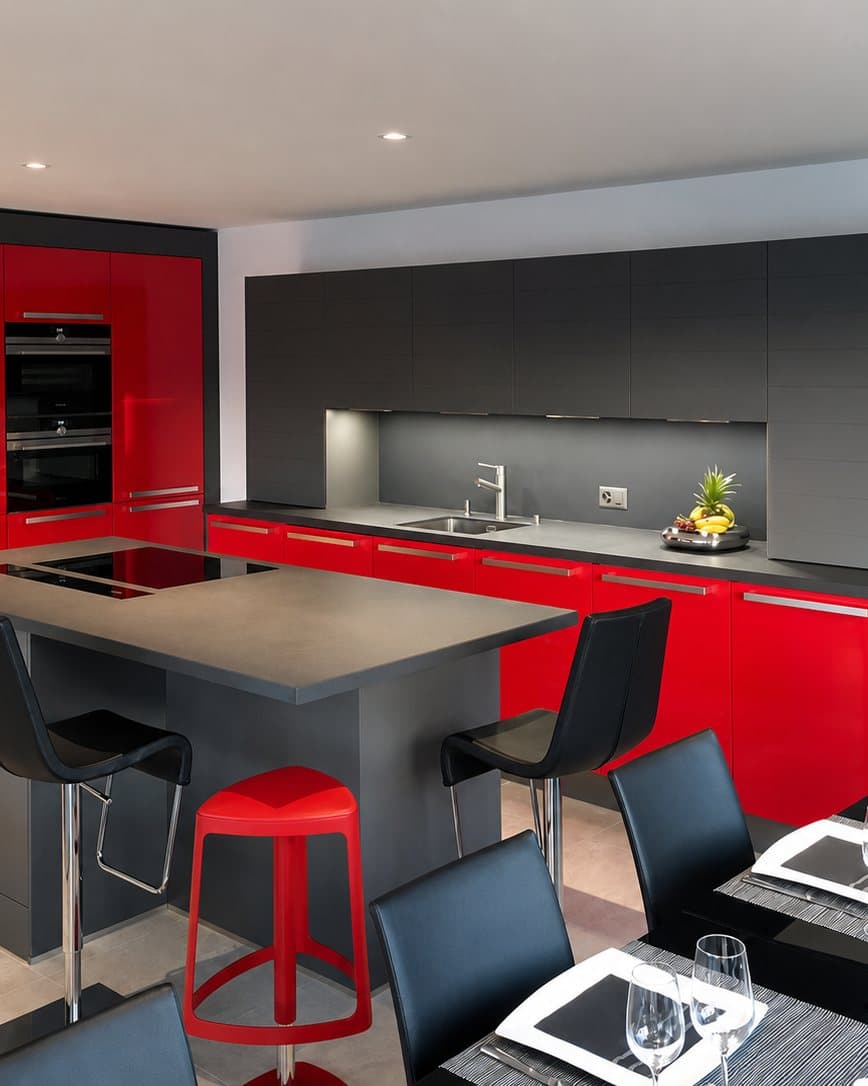 A kitchen renovated by Teutschmann, island opening onto the living space