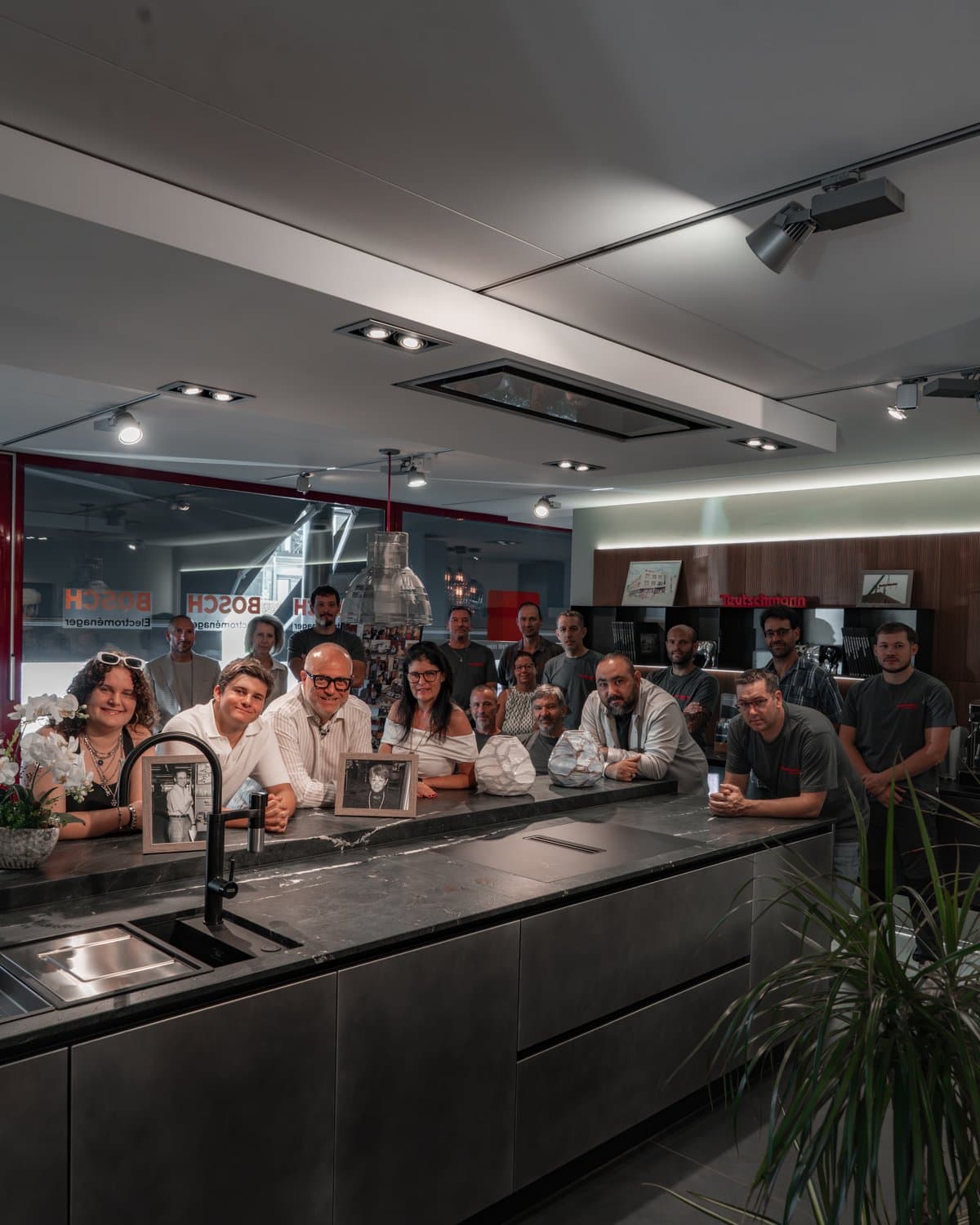 L’équipe Teutschmann réunie derrière l’îlot du showroom de Nyon