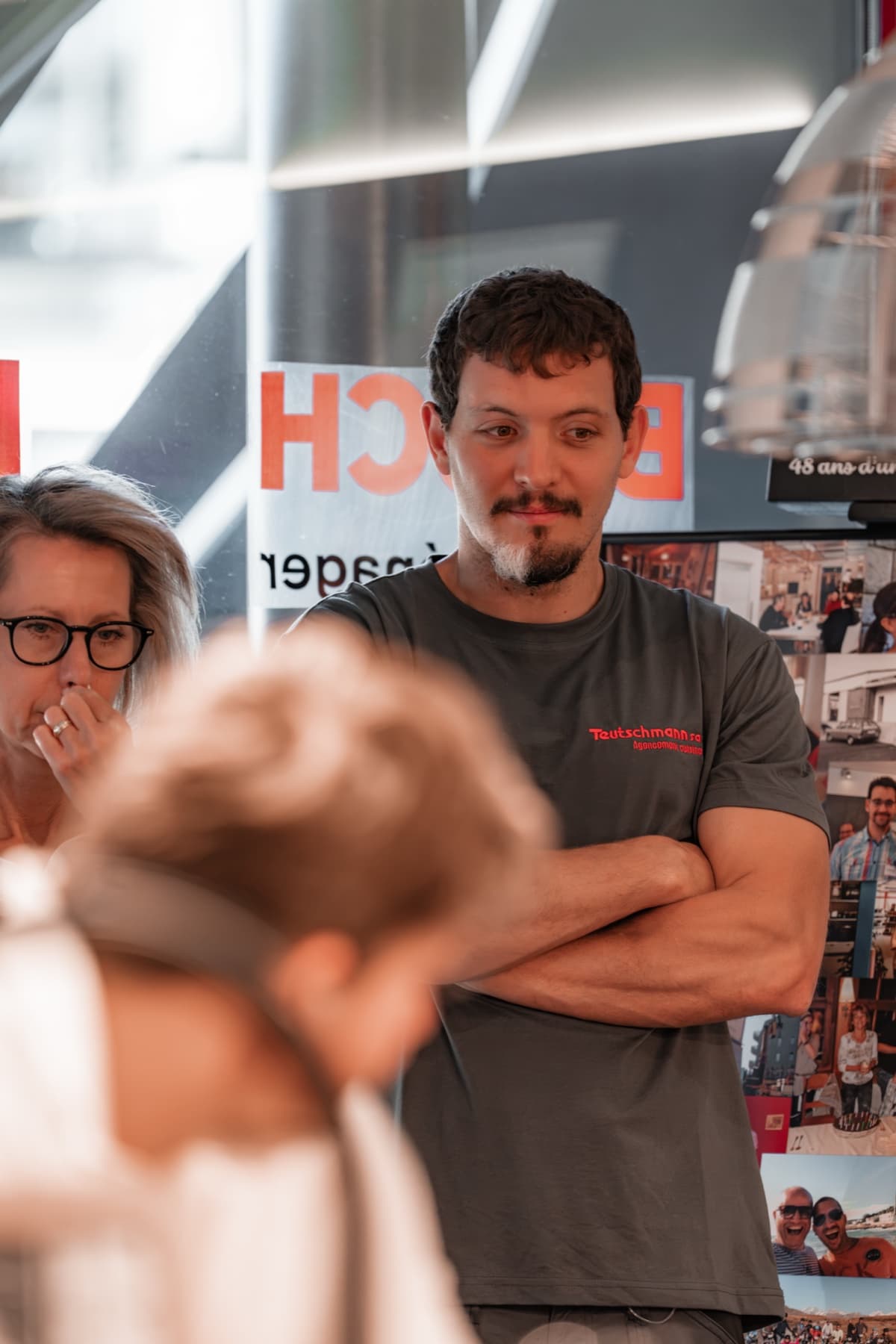 A Teutschmann colleague in the showroom in Nyon