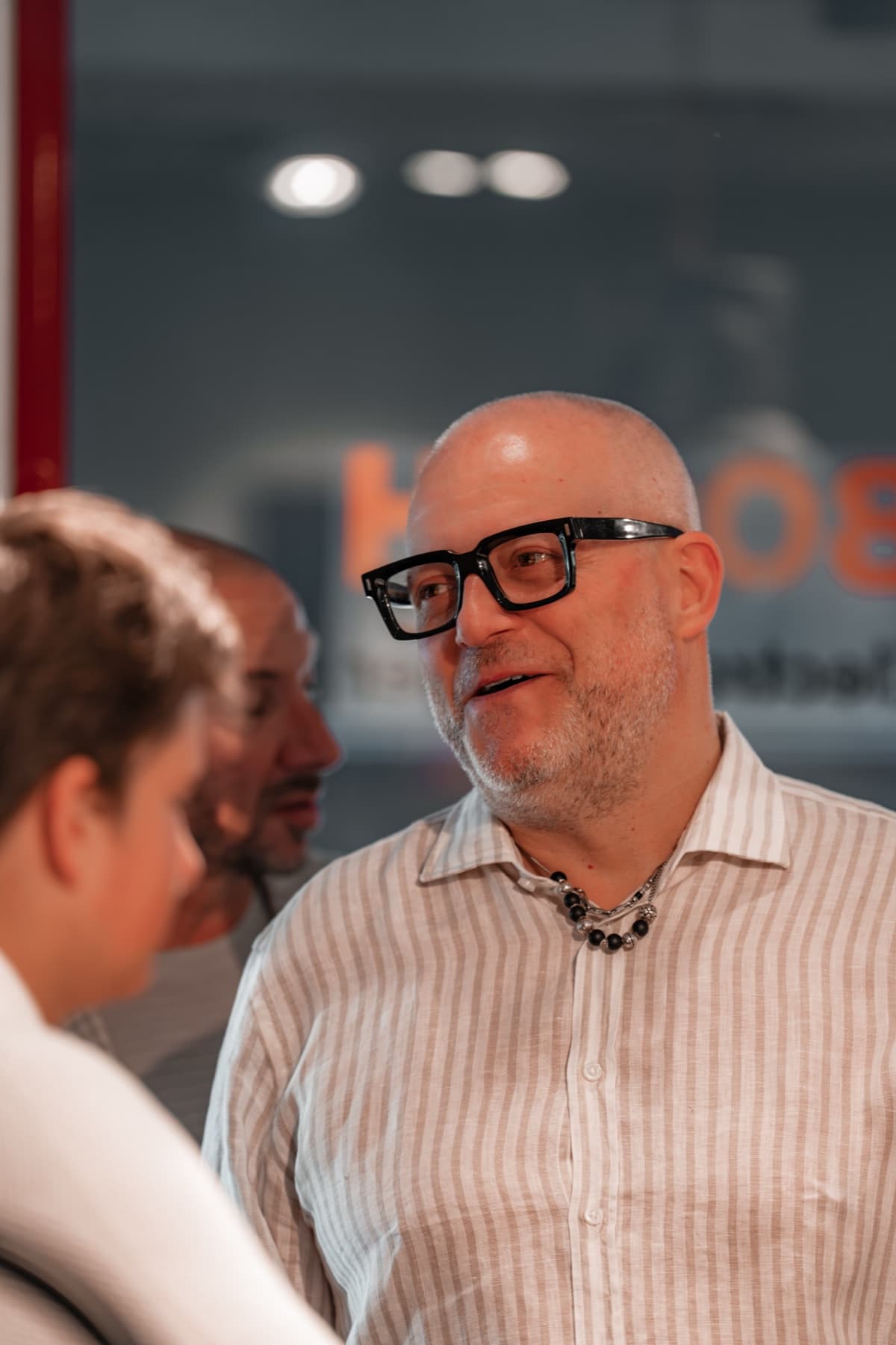 A Teutschmann colleague in the showroom in Nyon