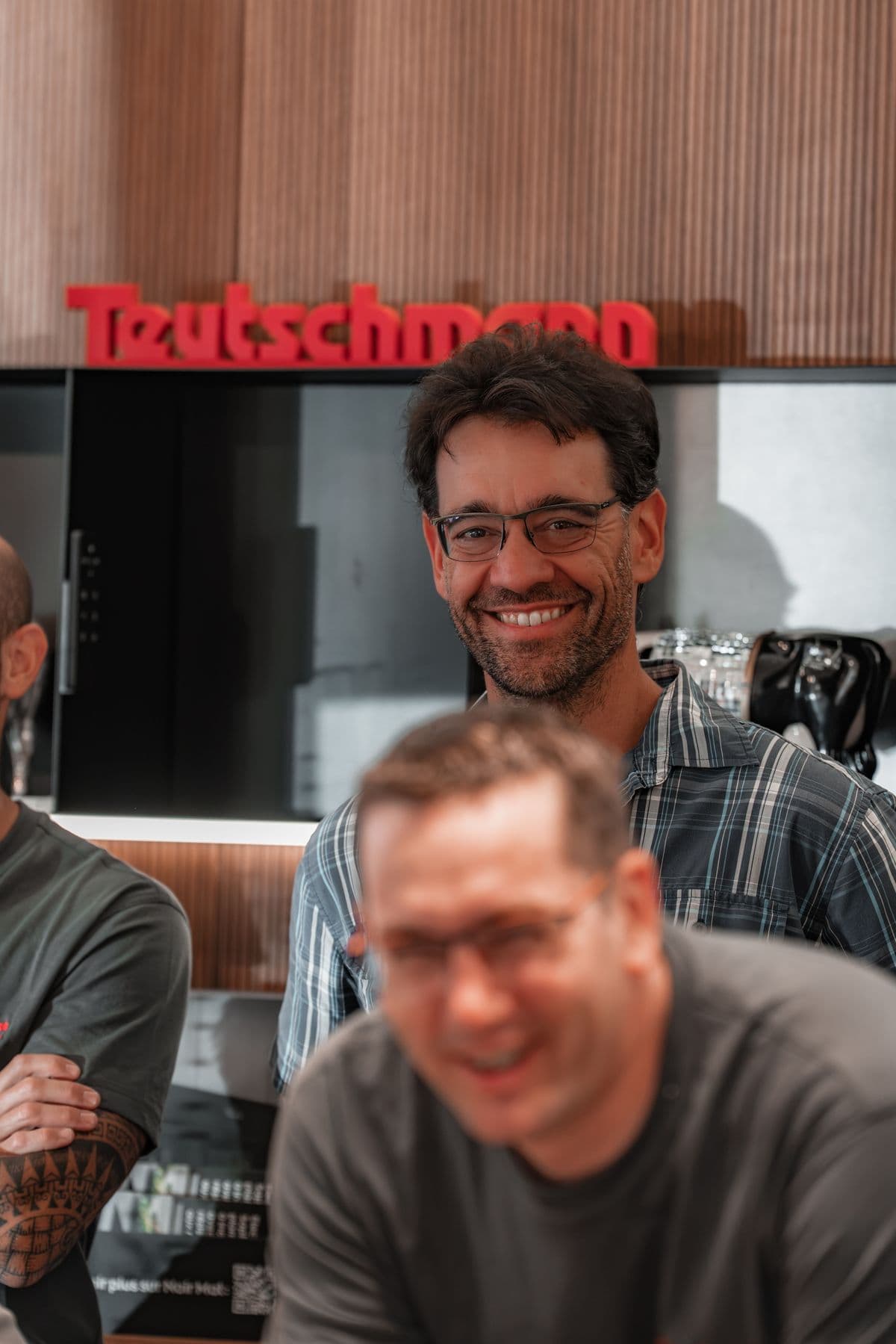 Two Teutschmann colleagues in the showroom in Nyon